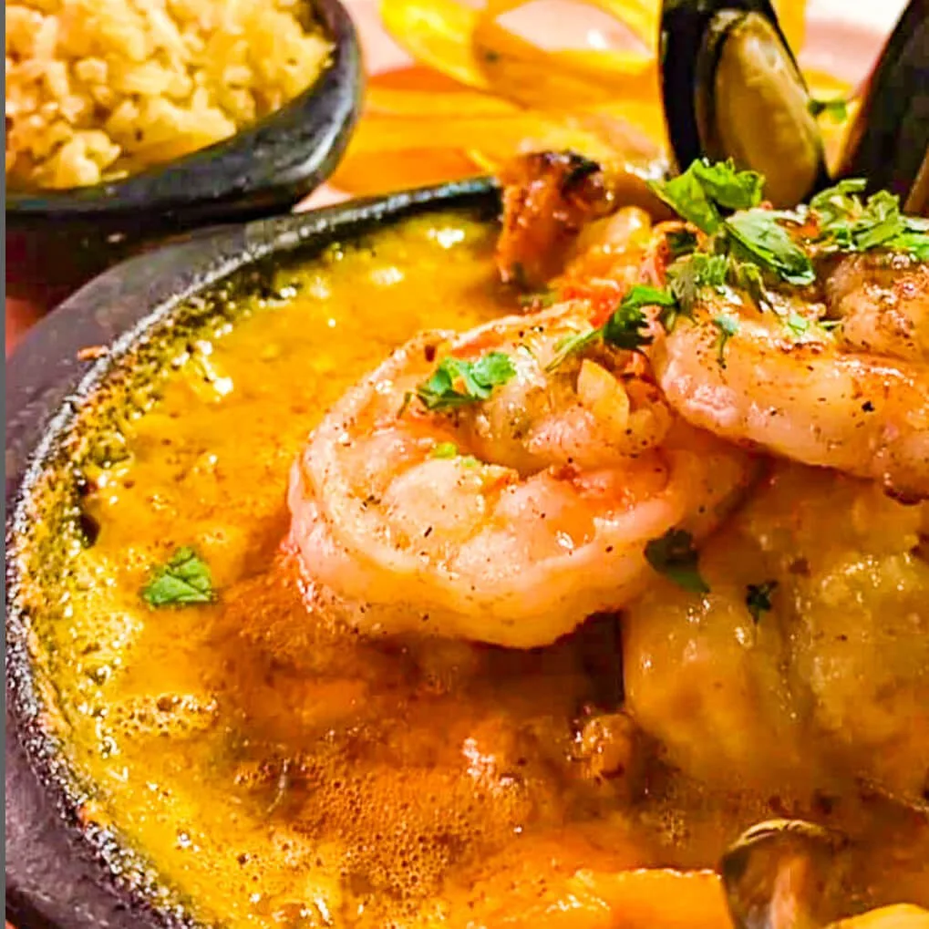 Cazuela de camarones y mejillones servida en La Comitiva