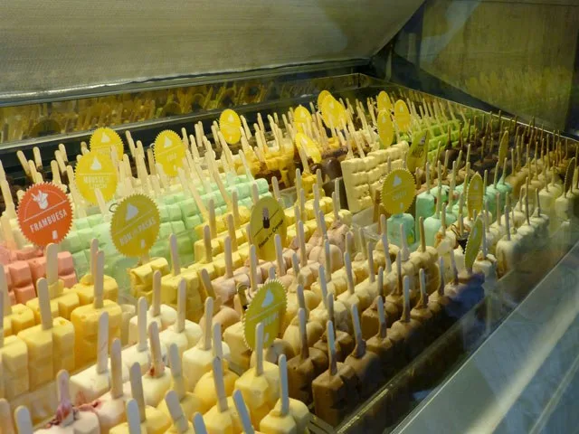 Vitrina de La Paletteria llena de paletas de colores