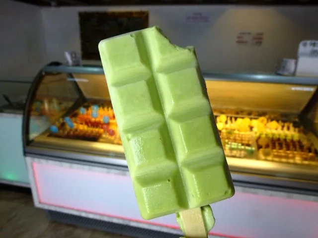 Paleta verde de La Paletteria frente a la vitrina