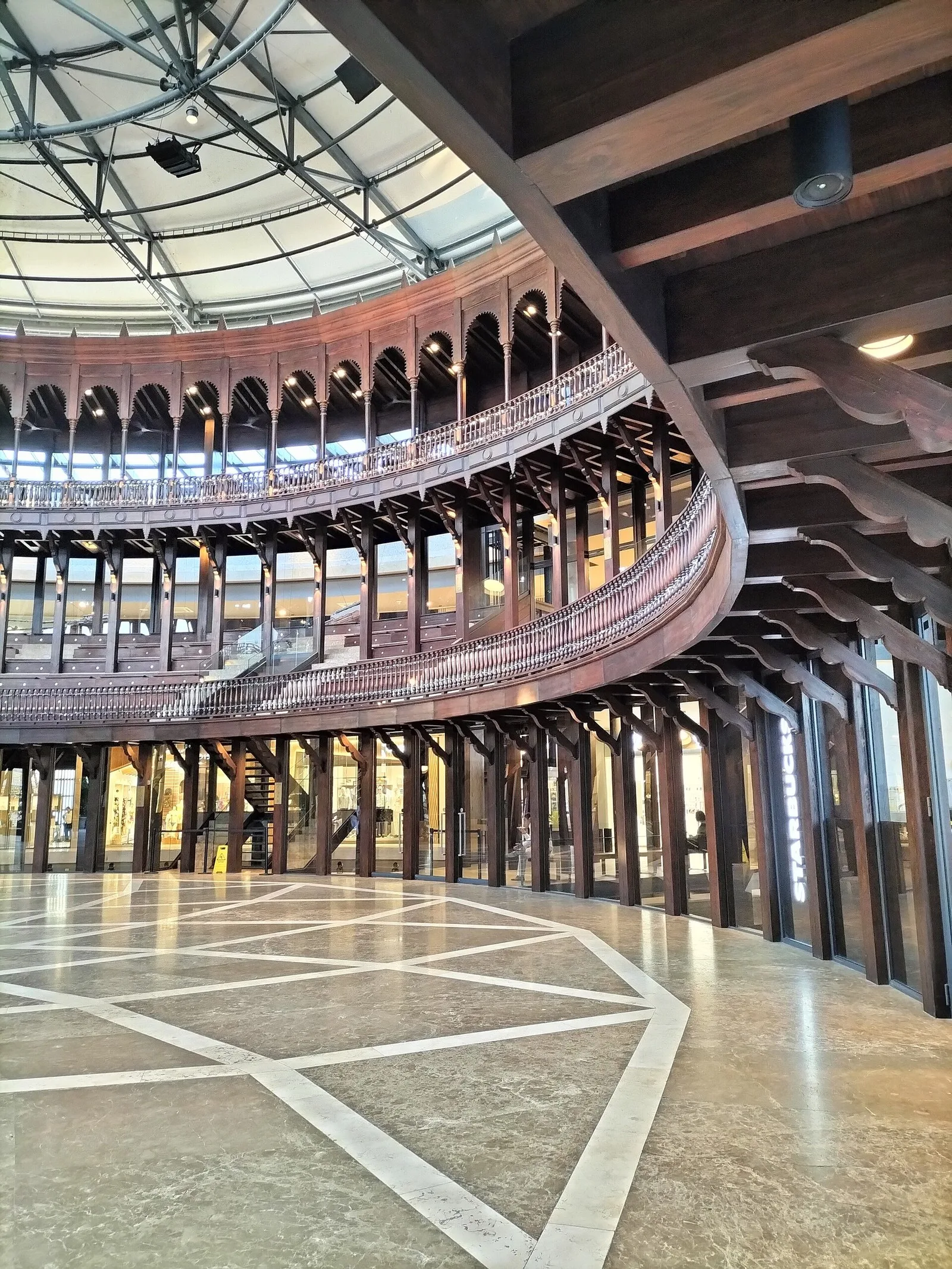 Interior de La Serrezuela con las graderías de madera del antiguo ruedo