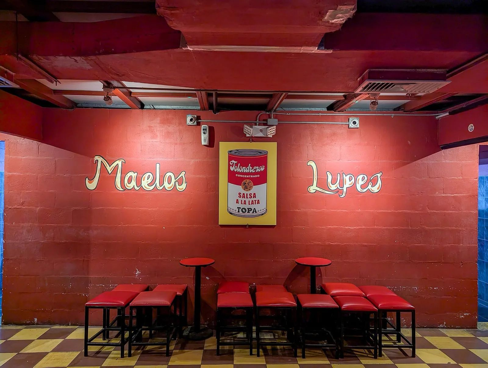 Interior de La Topa Tolondra con su decoración salsera