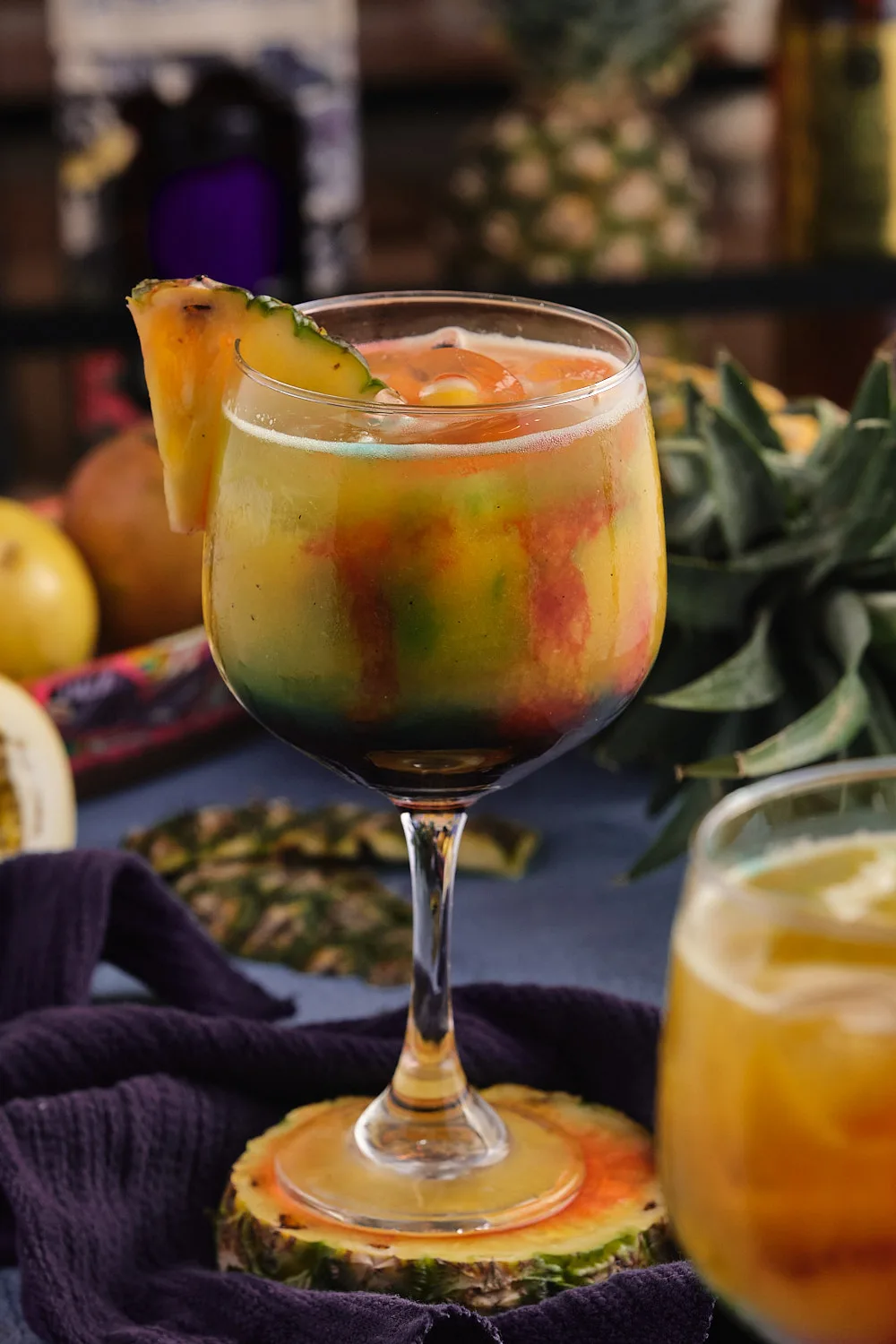 Cóctel con hielo y rodaja de fruta en Mar de las Antillas