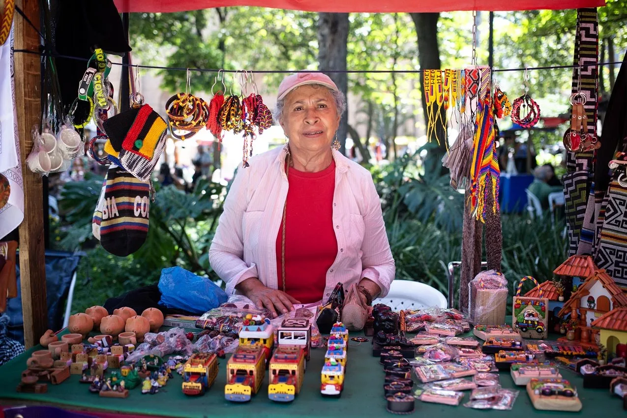 Artesana en su puesto del Mercado Sanalejo en el Parque de Bolívar