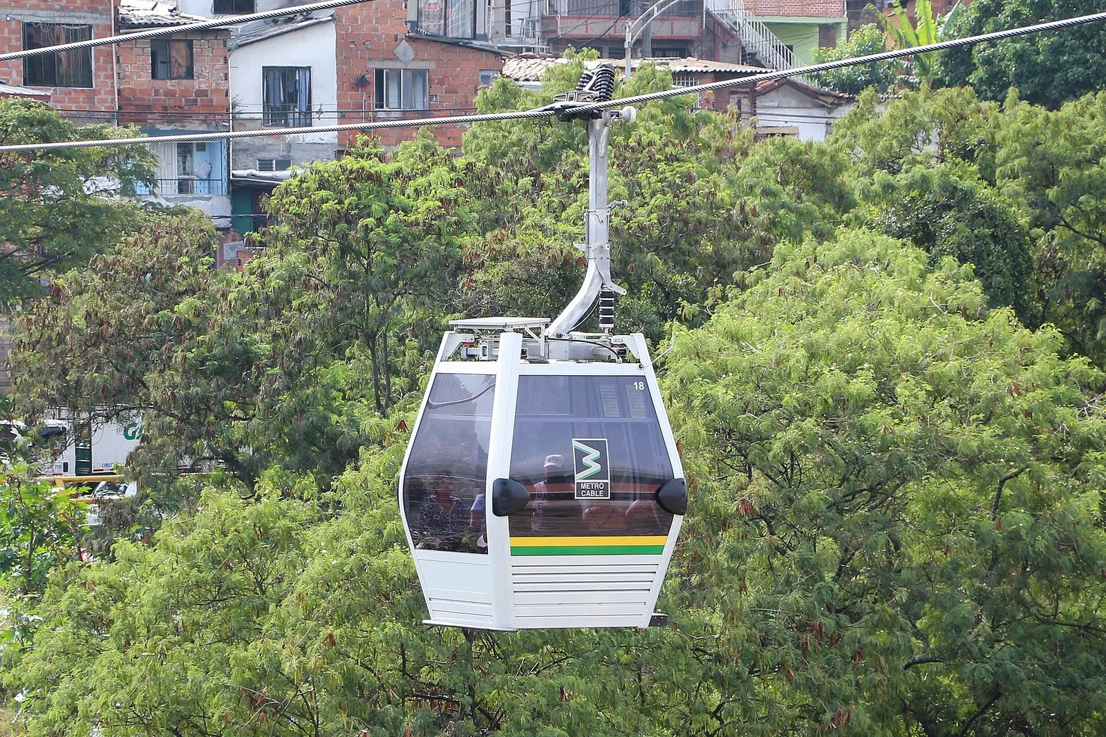 Cabina del Metrocable de Medellín pasando sobre los árboles