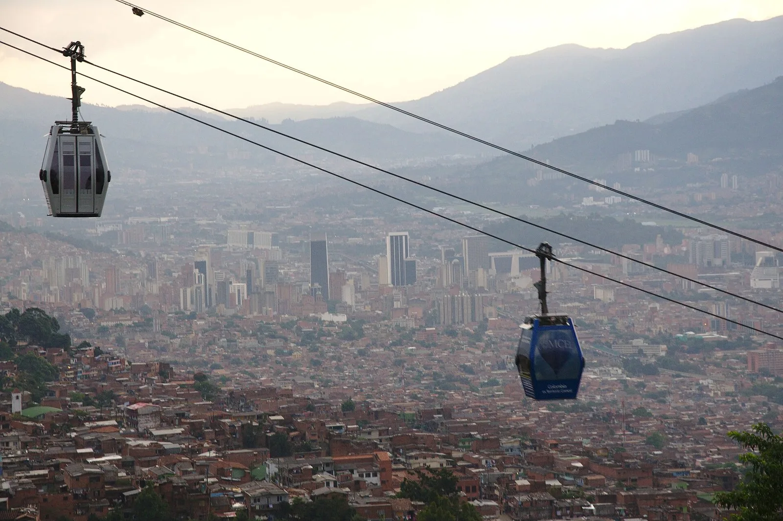 Cabinas del Metrocable con el valle de Medellín al fondo