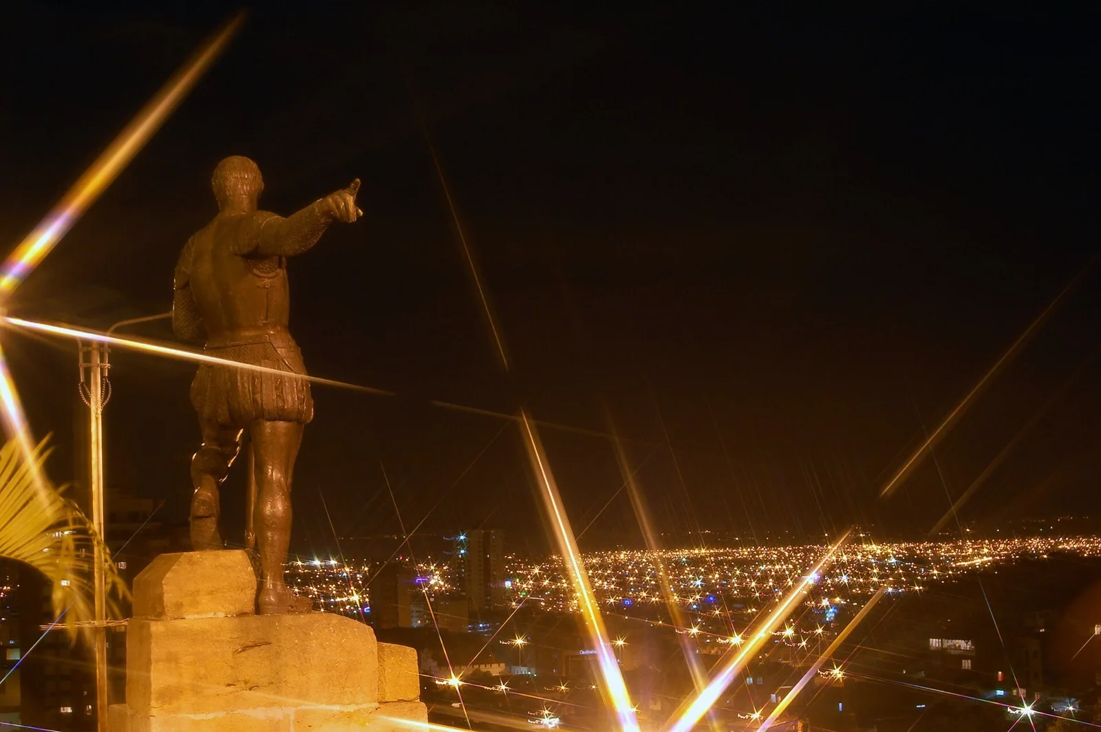 La estatua de Belalcázar de noche, con la ciudad iluminada