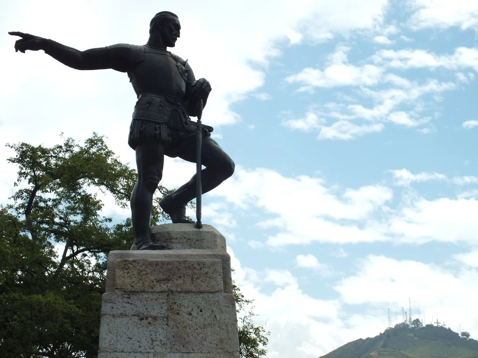 La estatua de Belalcázar señalando hacia la ciudad, entre nubes blancas