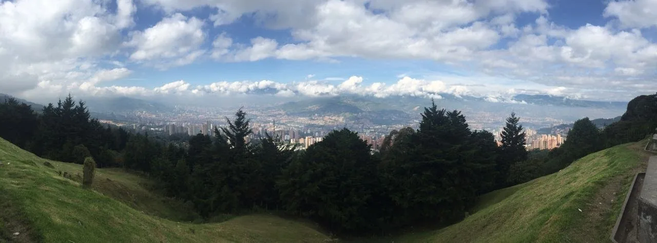 Vista panorámica de Medellín desde un mirador de la vía Las Palmas