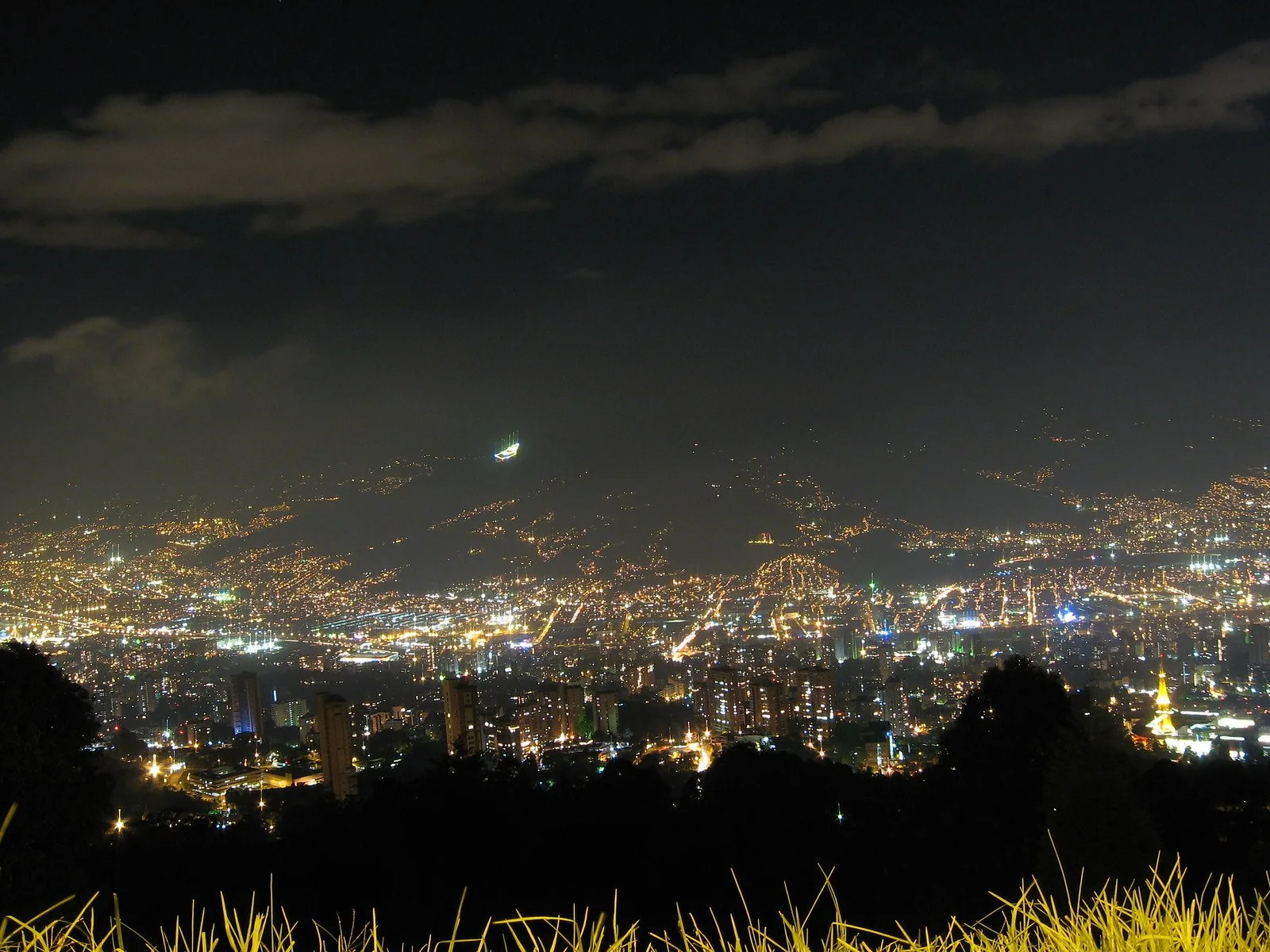 Las luces de Medellín de noche vistas desde la vía Las Palmas