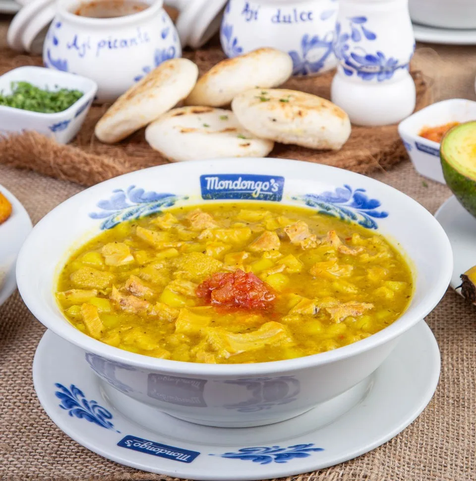 Sopa de mondongo de Mondongos con sus acompañamientos