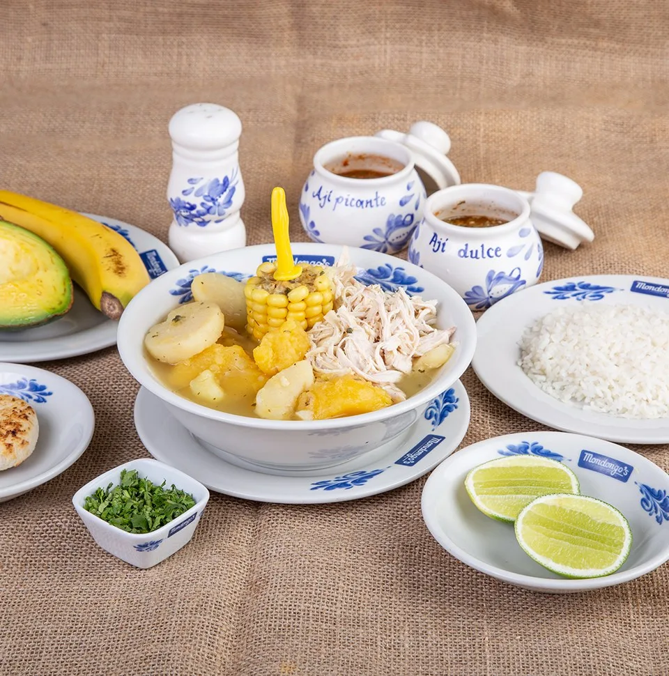 Sancocho con mazorca, papa y arroz en Mondongos