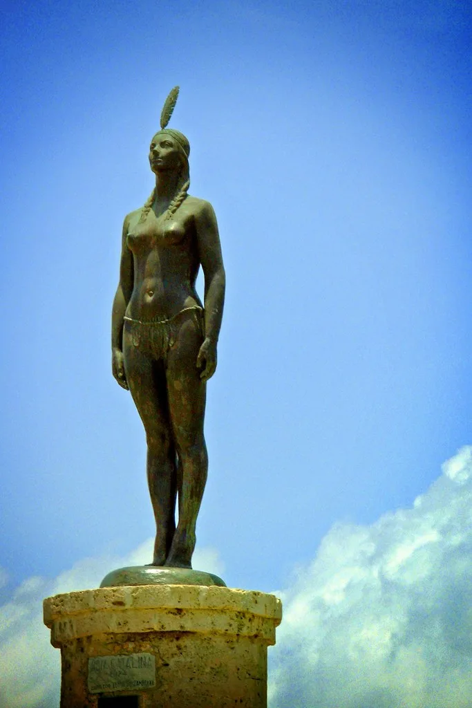 Silueta en bronce de la India Catalina contra el cielo azul