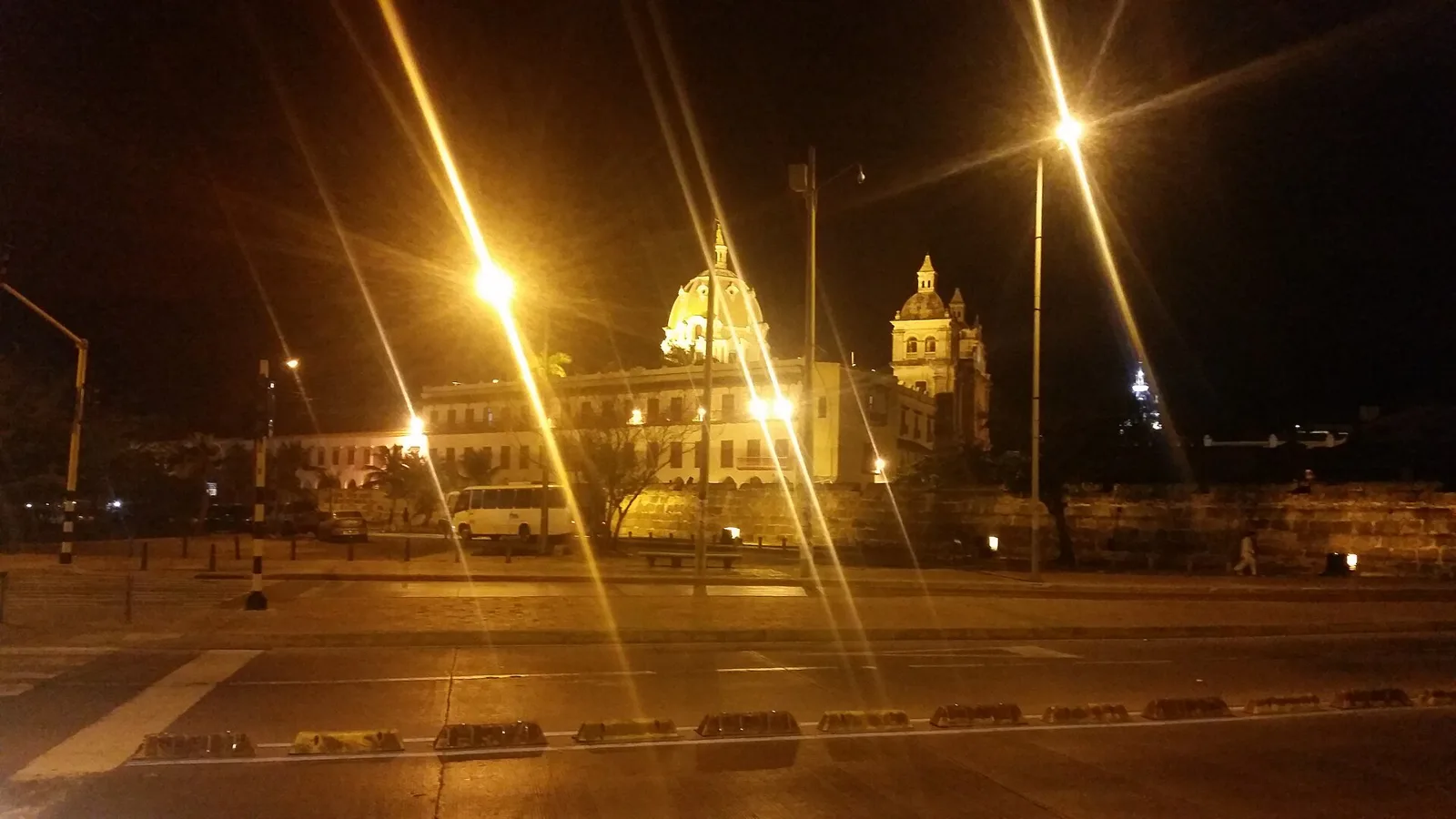 Muelle de La Bodeguita de noche con la cúpula de San Pedro Claver al fondo