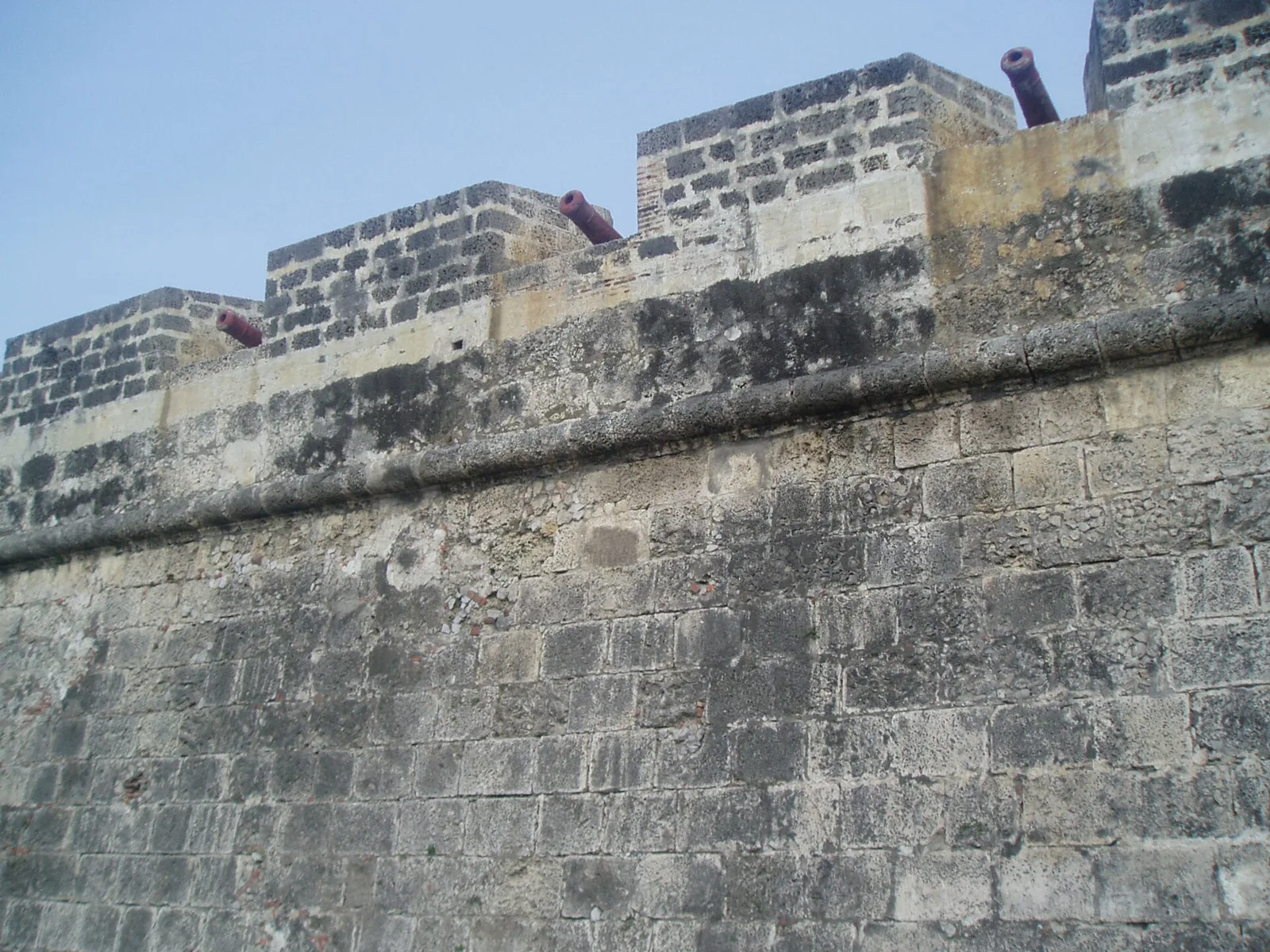 Tramo de la muralla de piedra coralina de Cartagena con sus troneras