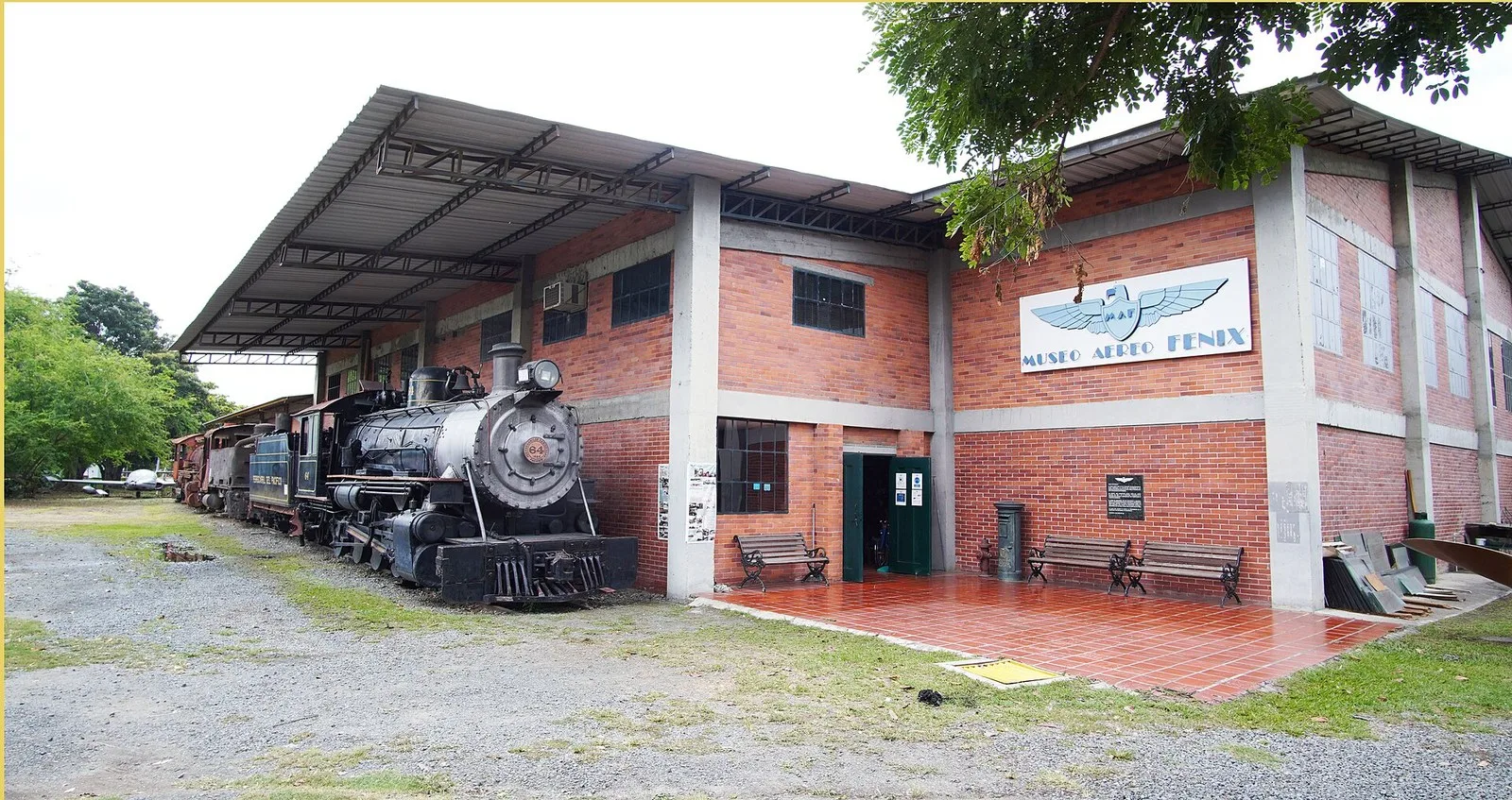 Fachada del museo con la locomotora de vapor a la entrada