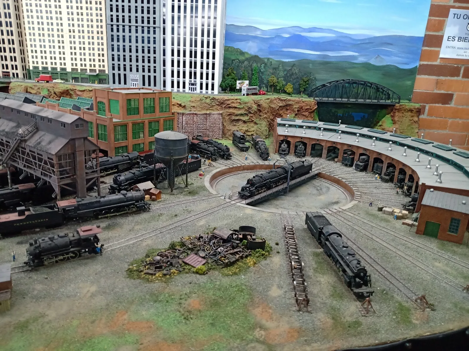 Maqueta ferroviaria con trenes, rotonda y edificios