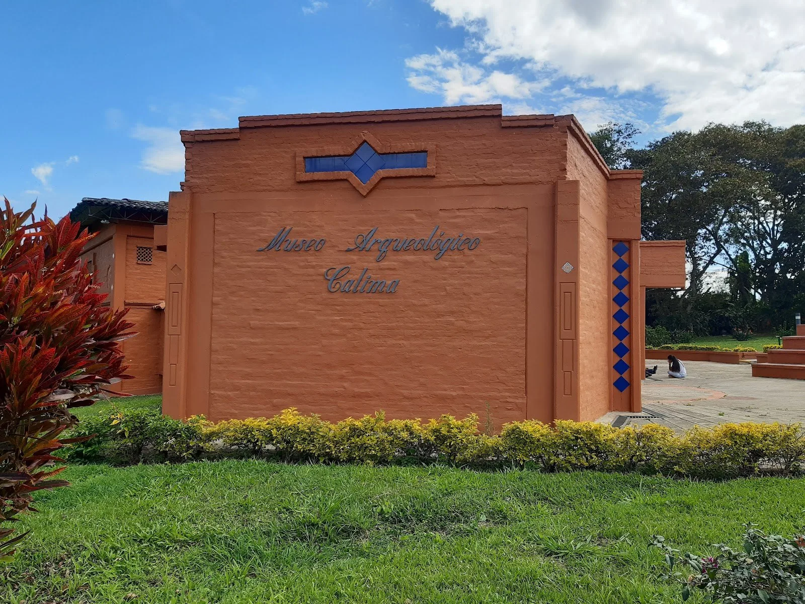 Fachada de ladrillo del Museo Arqueológico Calima
