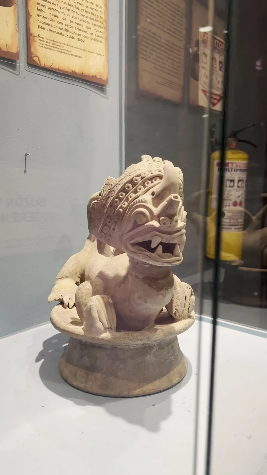 Pieza de cerámica prehispánica con figura de felino