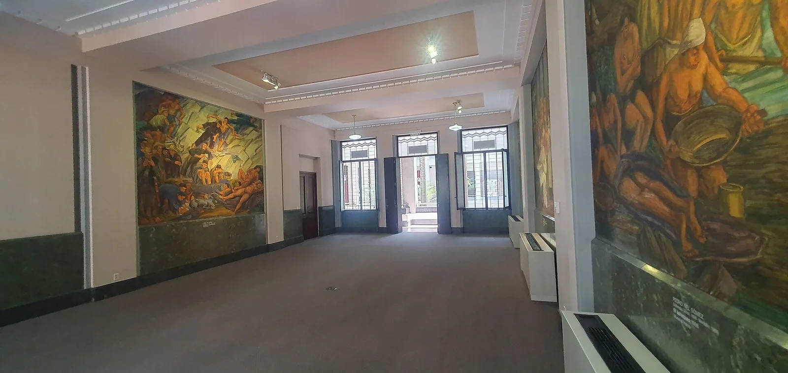 Sala del antiguo Palacio Municipal con los murales de Pedro Nel Gómez