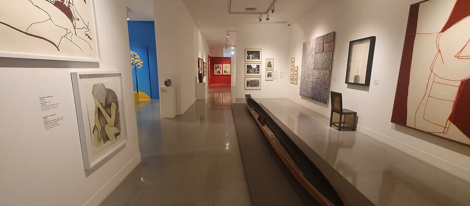 Sala de exposición de arte contemporáneo en el Museo de Antioquia