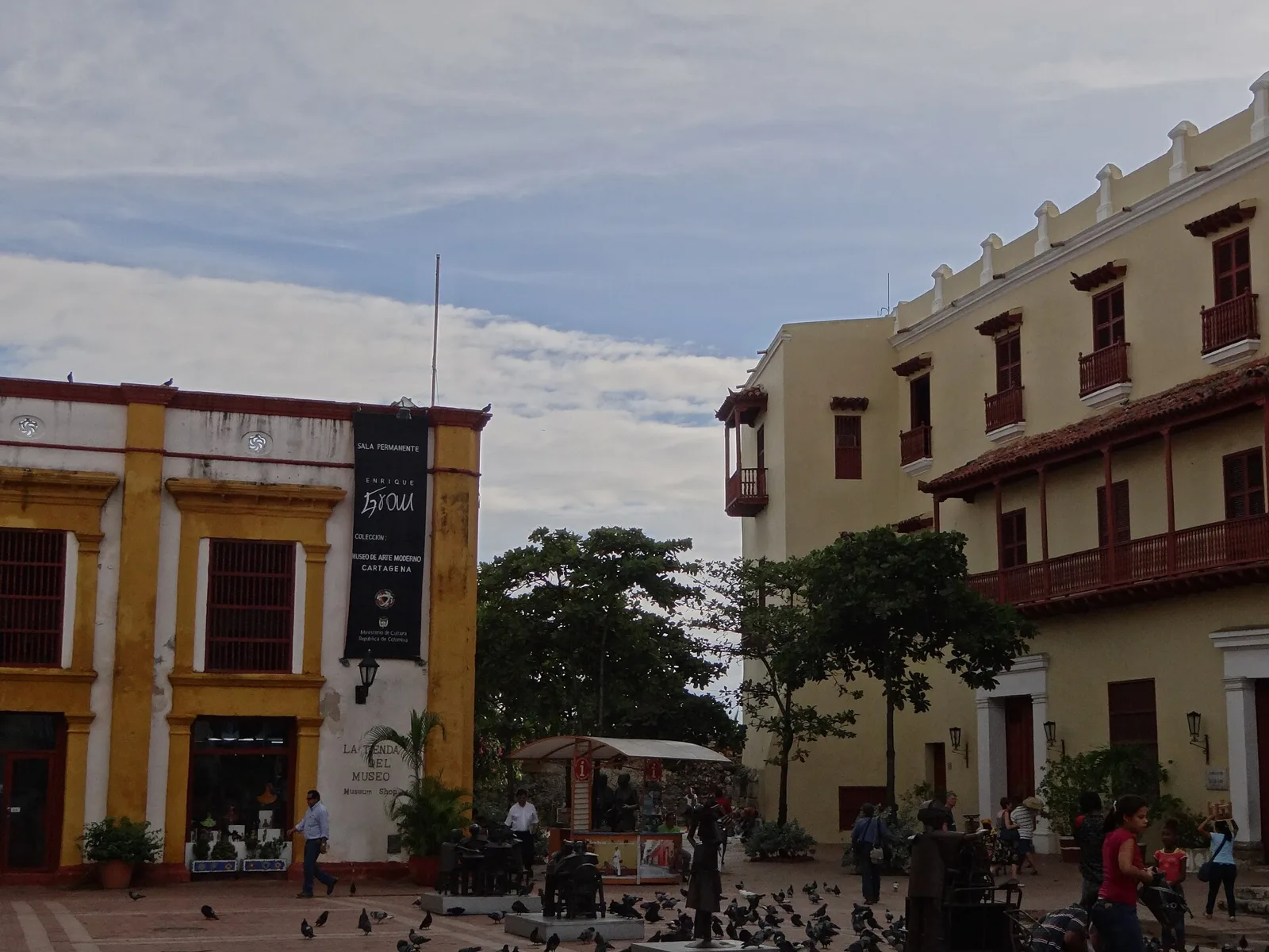 Fachada del Museo de Arte Moderno, a la izquierda, junto al claustro de San Pedro Claver