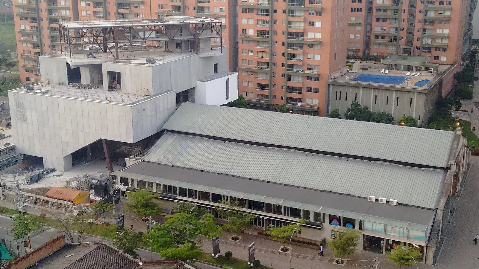 El MAMM visto desde arriba: la nave antigua y el edificio nuevo de concreto en Ciudad del Río