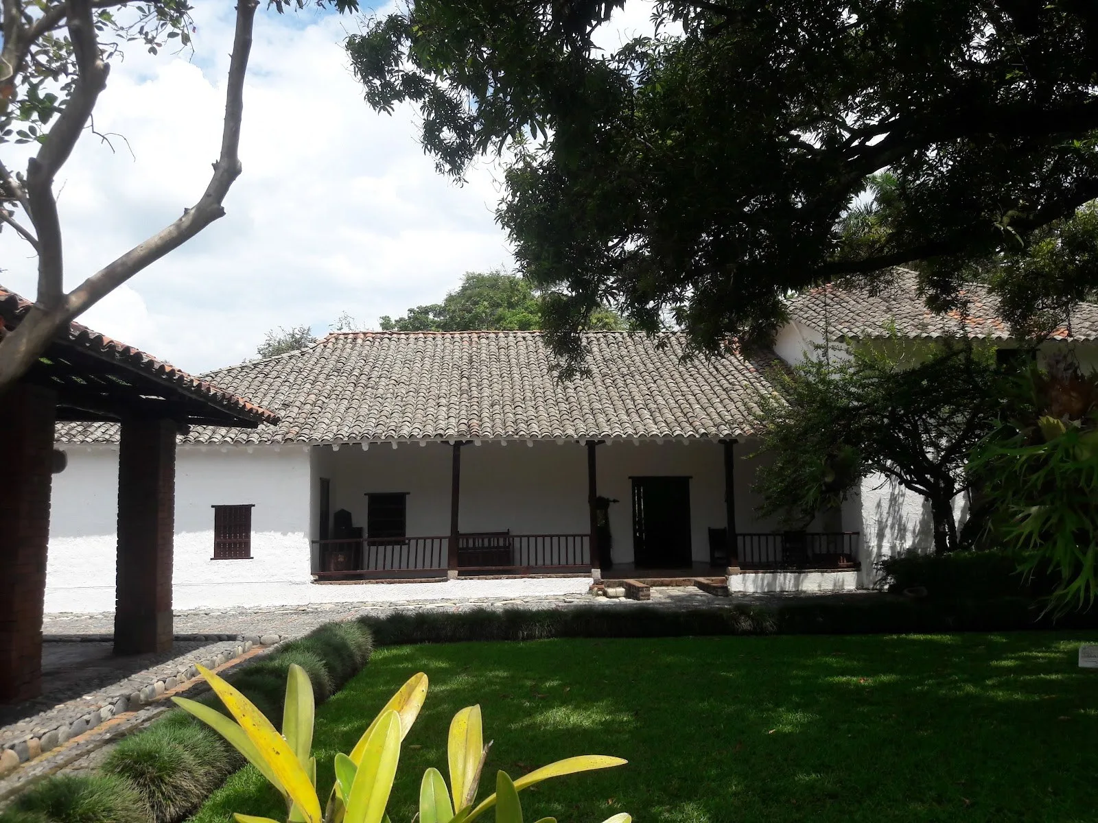 Casa colonial blanca de la Hacienda Piedechinche