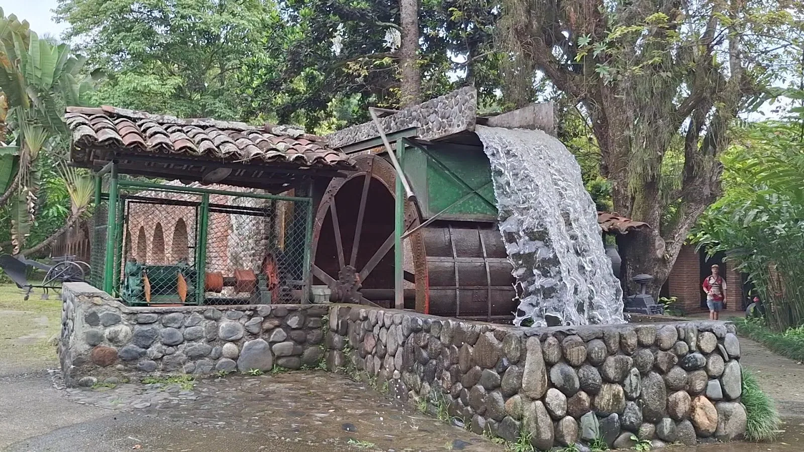 Trapiche movido por rueda de agua en la hacienda