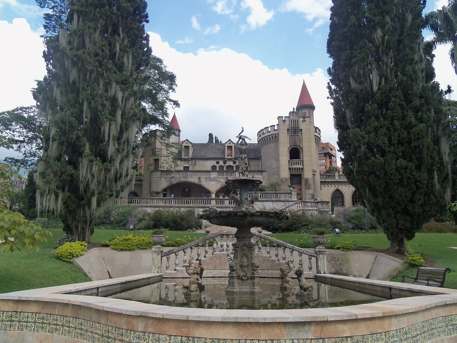 El Castillo y la fuente de los jardines franceses
