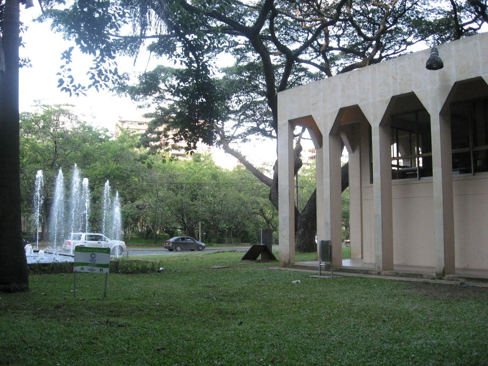 Arcos del Museo La Tertulia y las fuentes del jardín