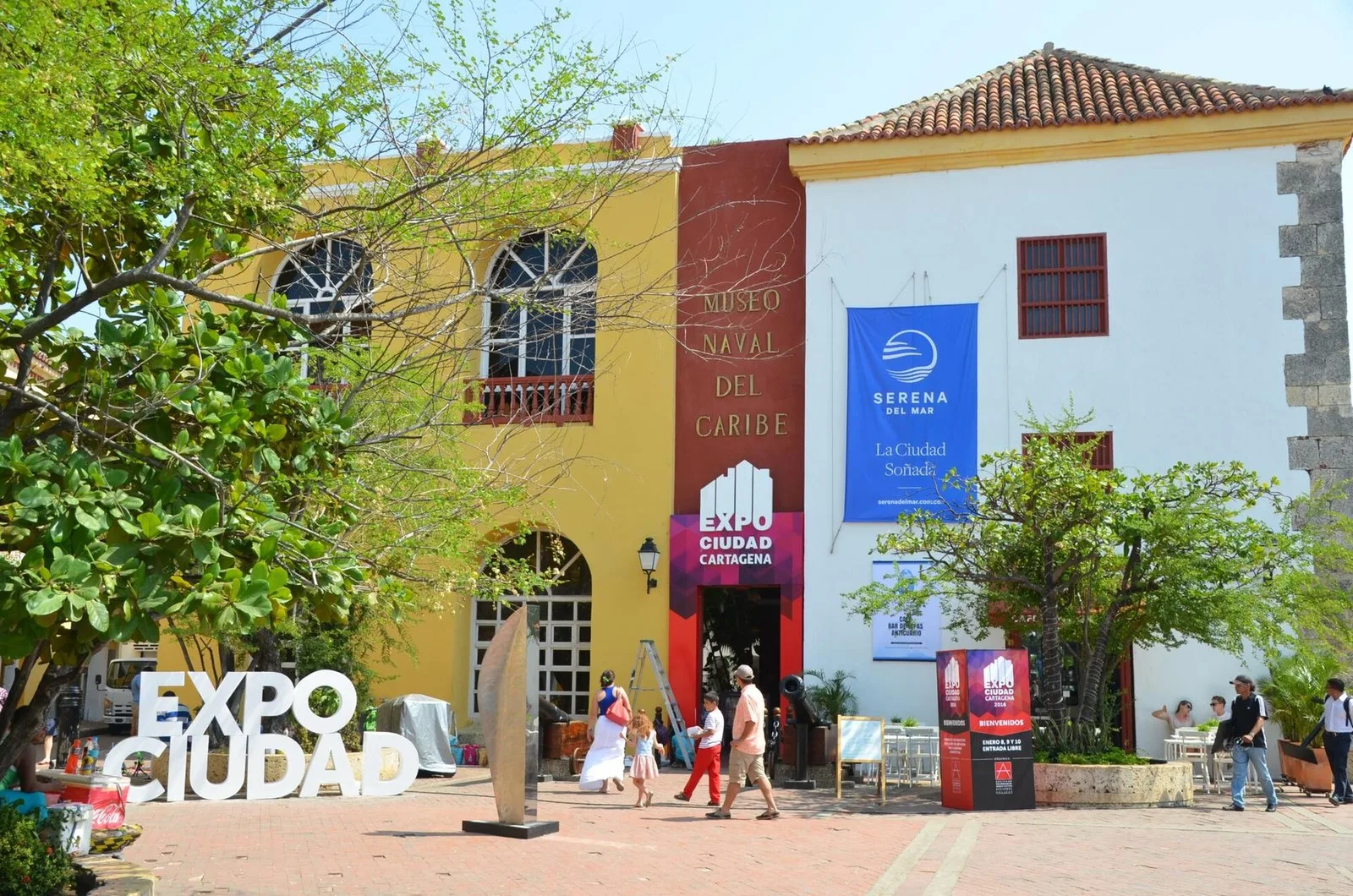 Patio interior del Museo Naval con el monumento de las Campanas de la Libertad
