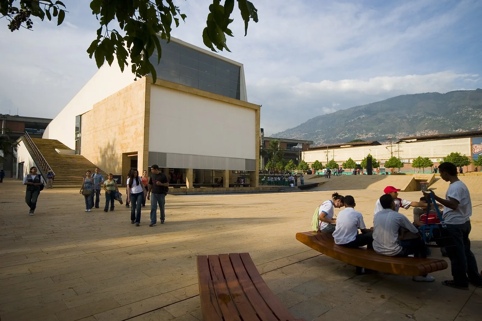 Plaza del Parque de los Deseos con el Planetario y las montañas de Medellín al fondo