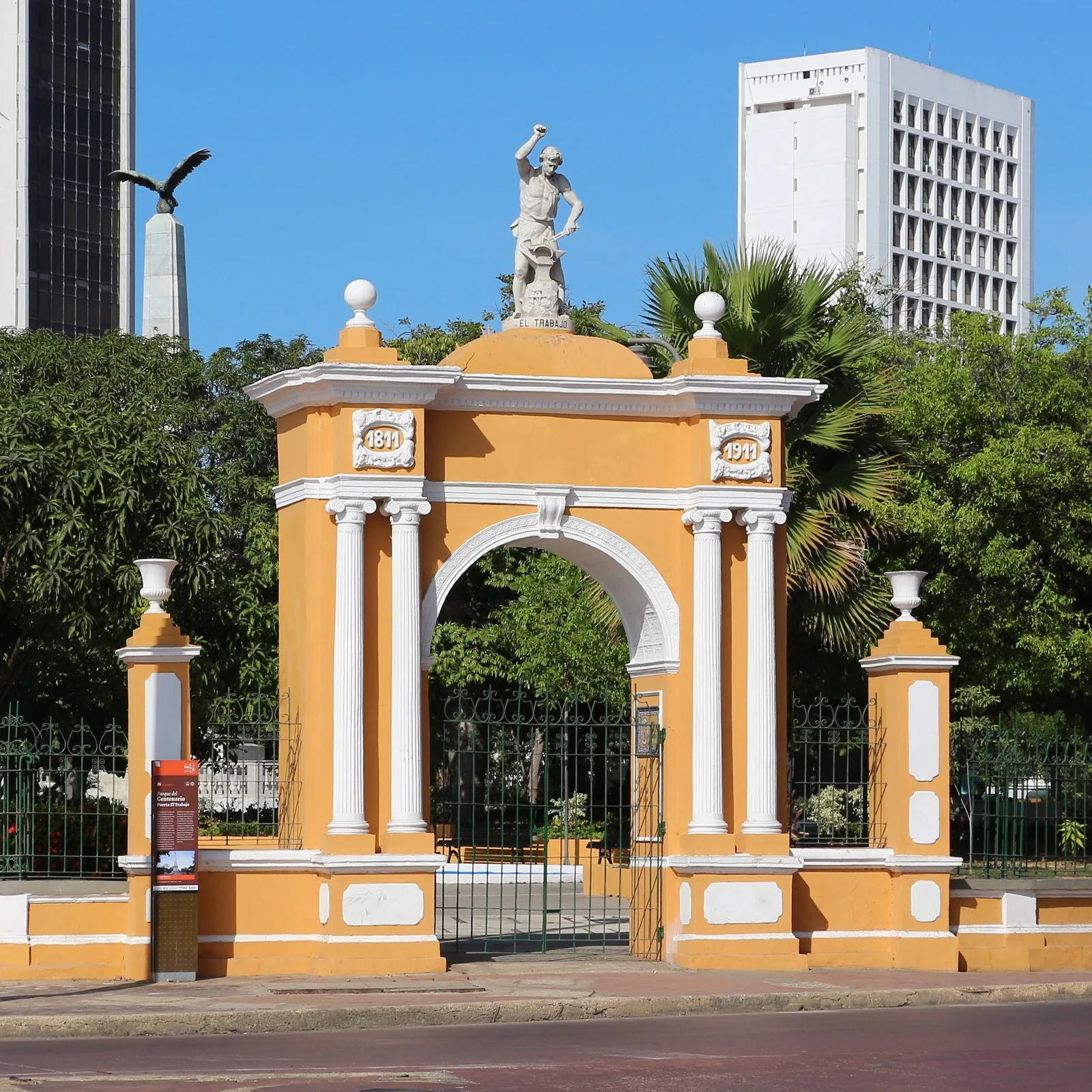 Arco de entrada amarillo del Parque del Centenario