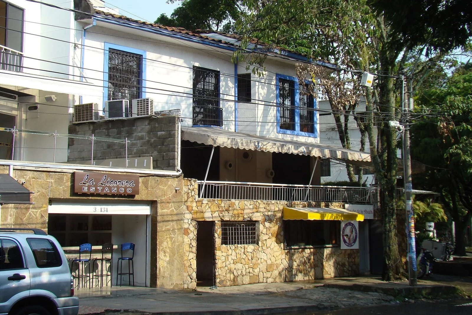 Casas con bares y licorera frente al Parque del Perro