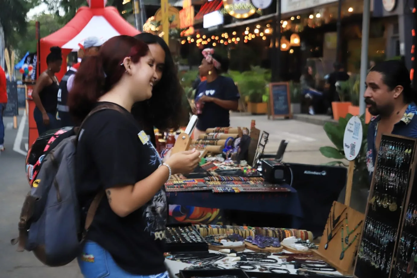 Puestos de emprendedores y restaurantes iluminados en el Parque del Perro durante la jornada Borondo