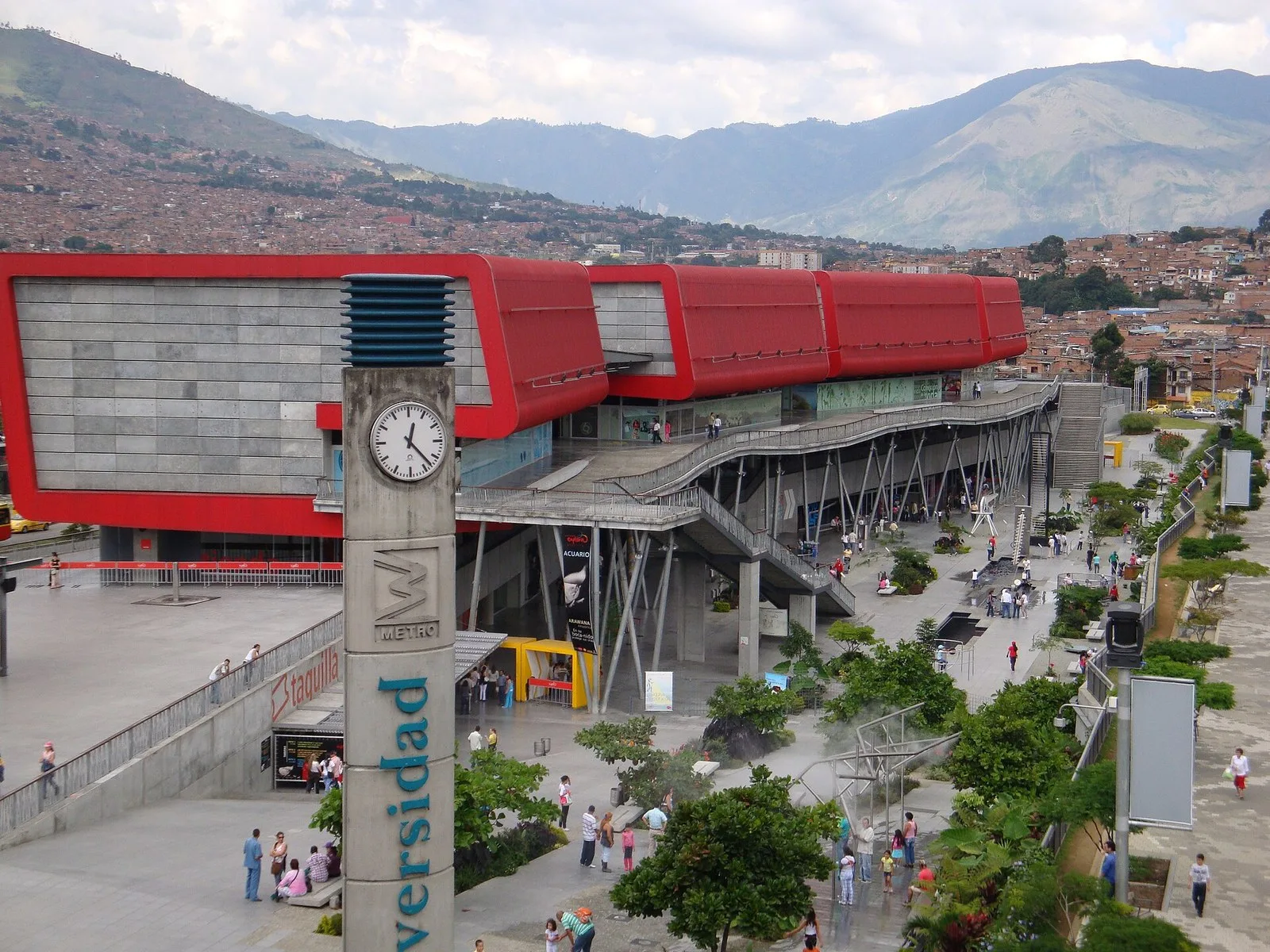 Las cajas rojas del Parque Explora vistas desde la estación Universidad del metro