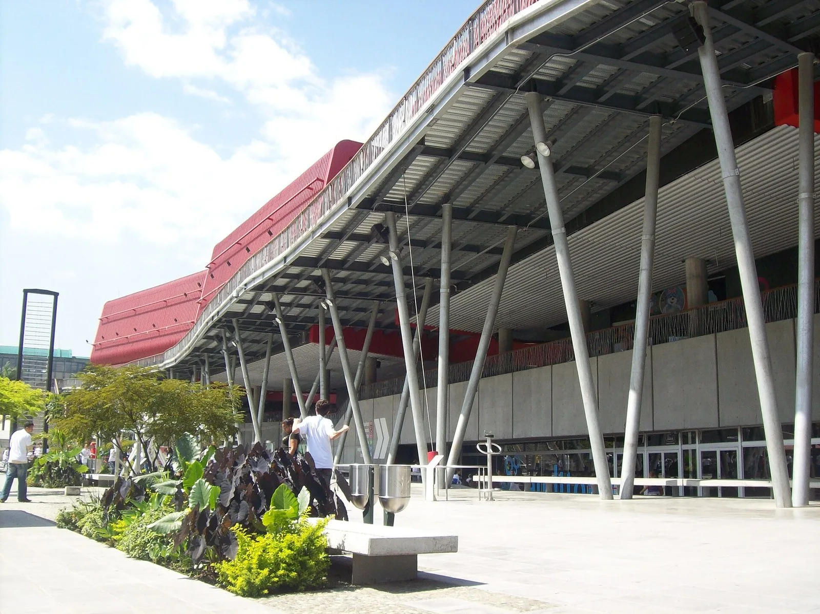 Corredor cubierto de acceso al Parque Explora