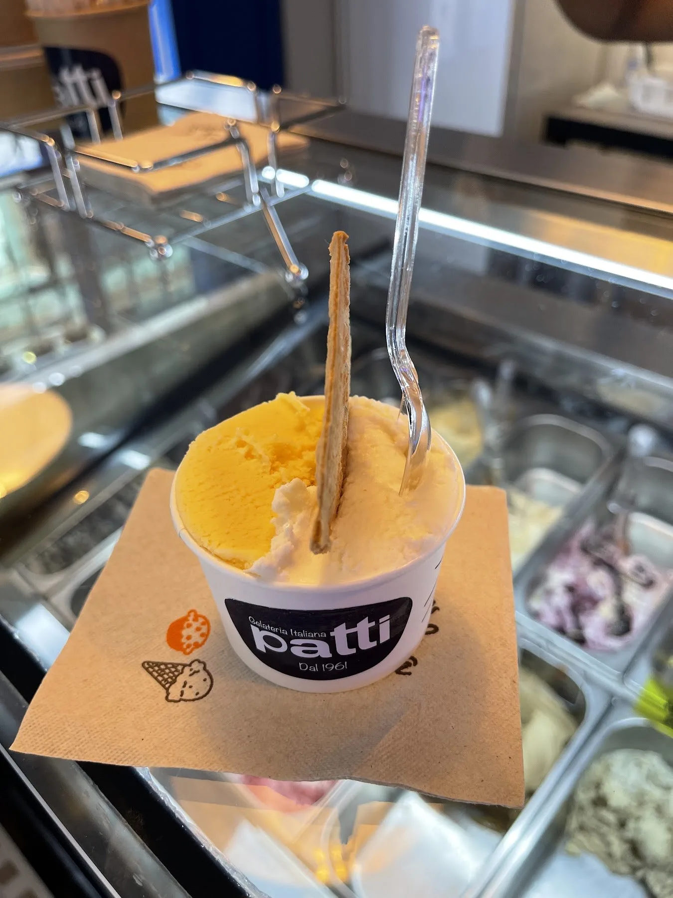 Vaso de gelato de Patti sobre la vitrina de sabores
