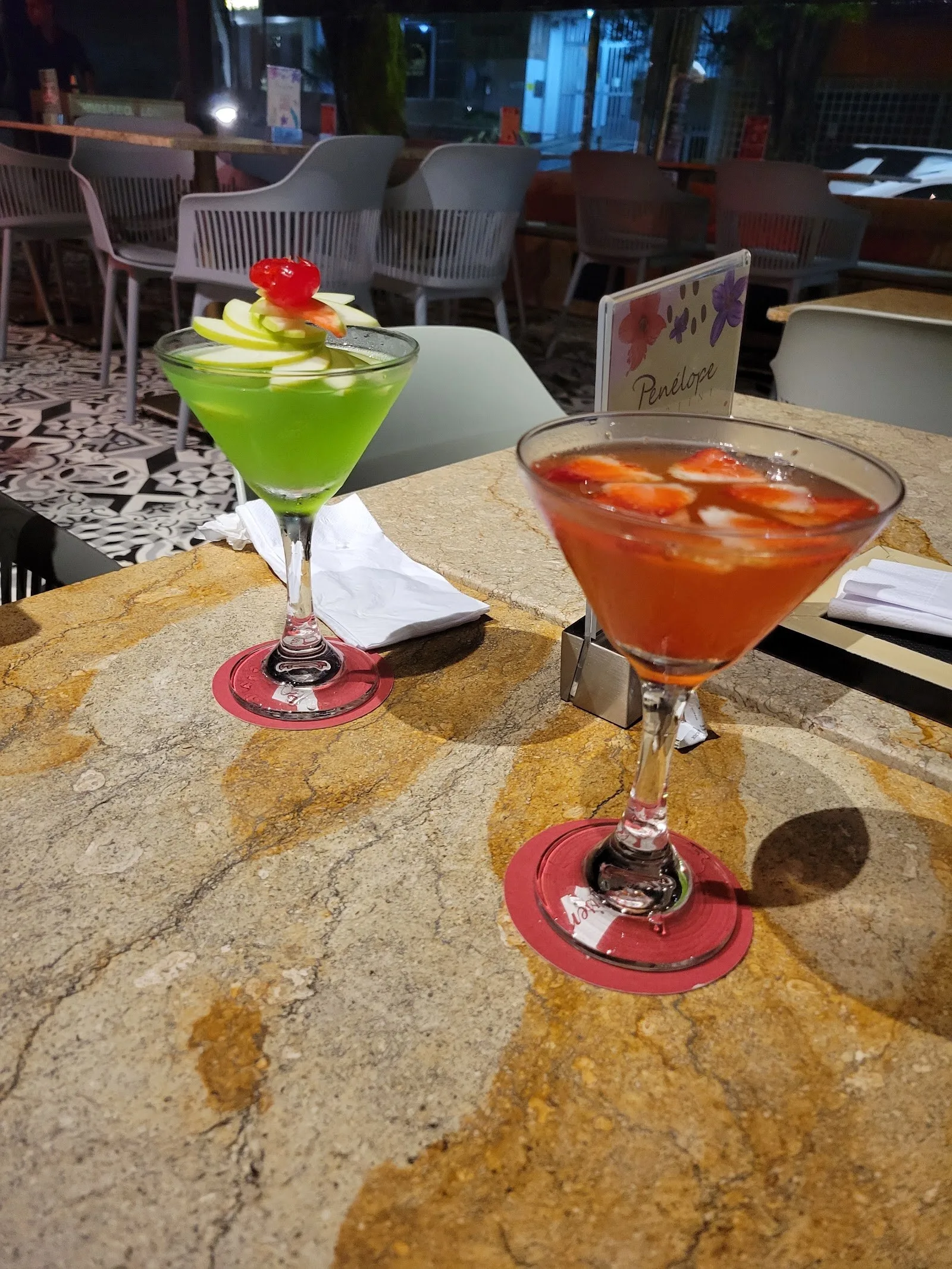 Dos martinis de colores en una mesa de la terraza de Penélope Martini