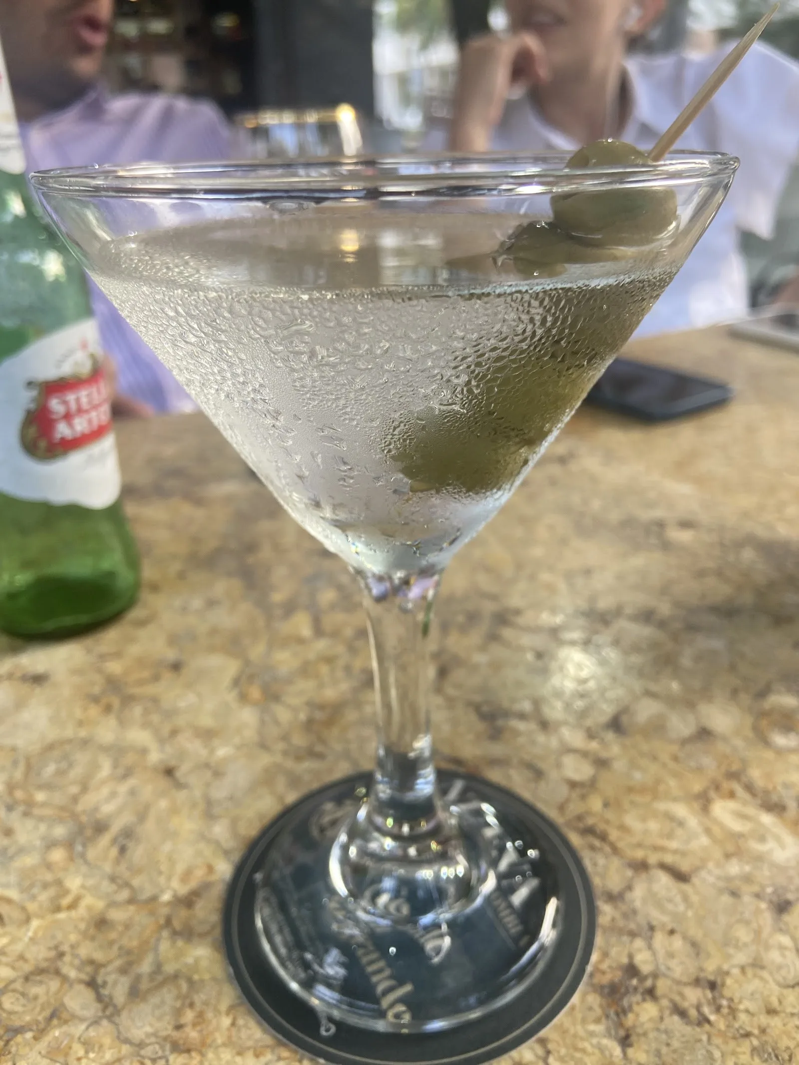 Martini con aceitunas sobre la mesa de piedra de Penélope Martini