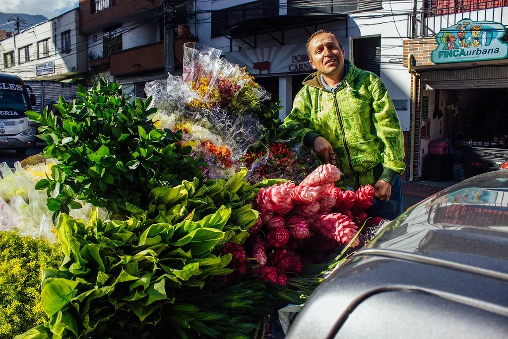 Vendedor junto a su carga de flores y follaje en una calle del sector de la Placita de Flórez