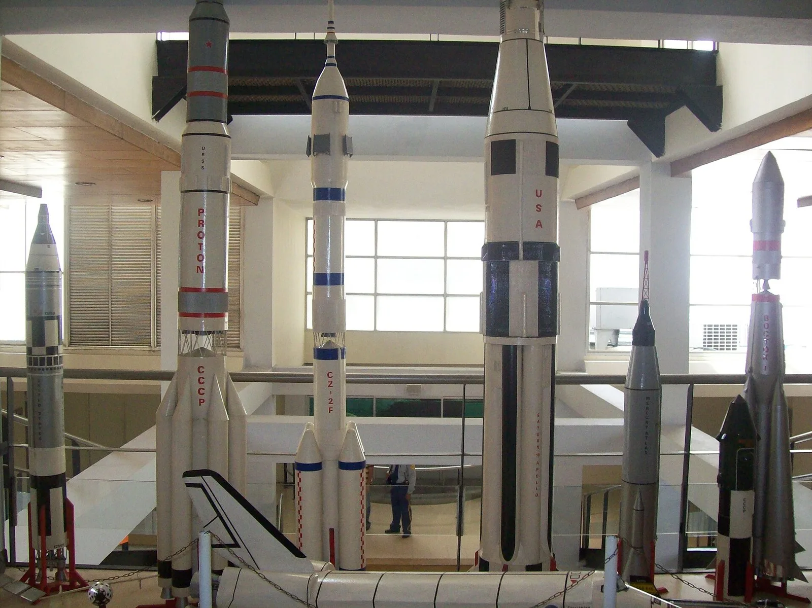 Maquetas de cohetes en la sala de exhibición del Planetario