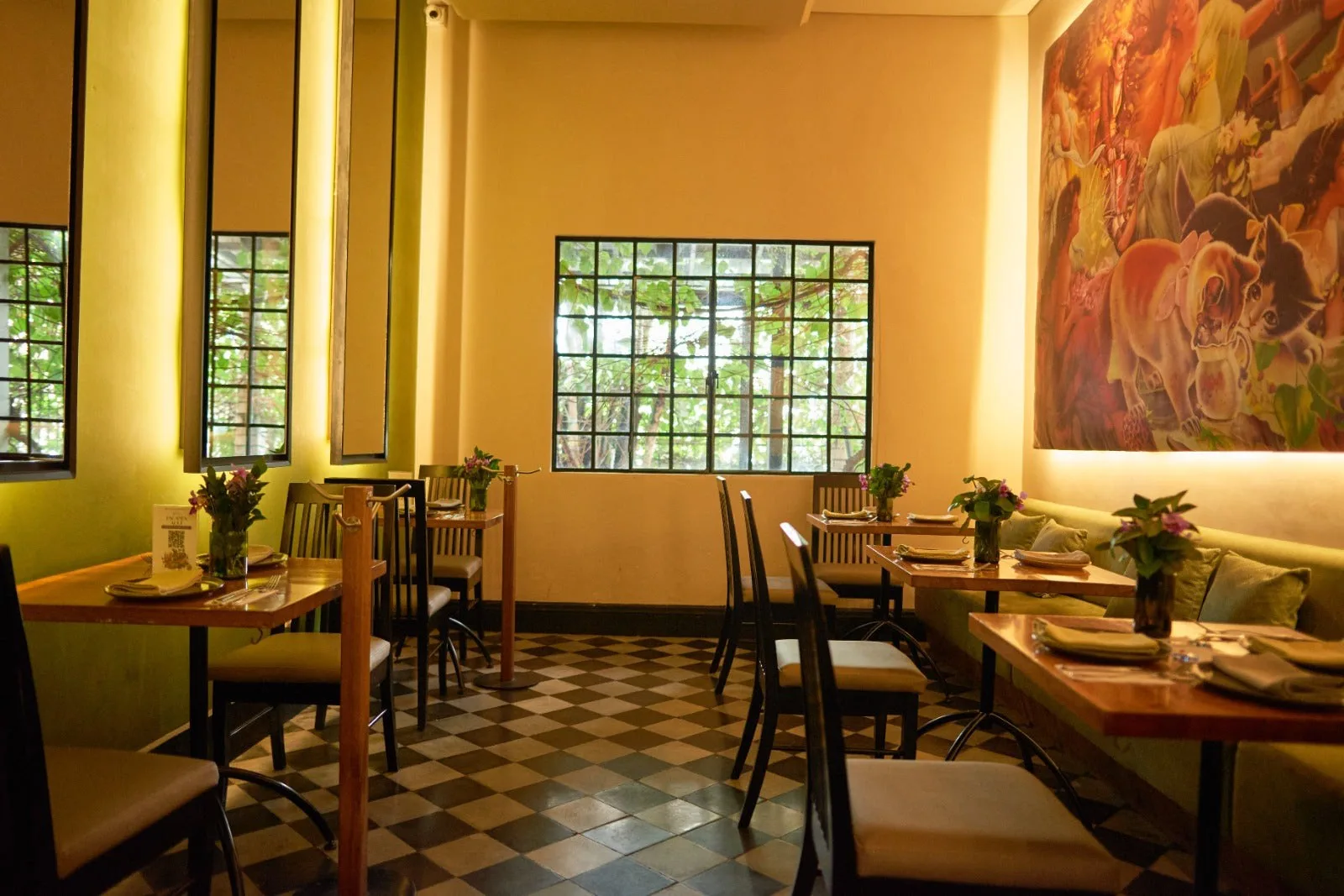 Salón interior de Platillos Voladores con mural y piso ajedrezado