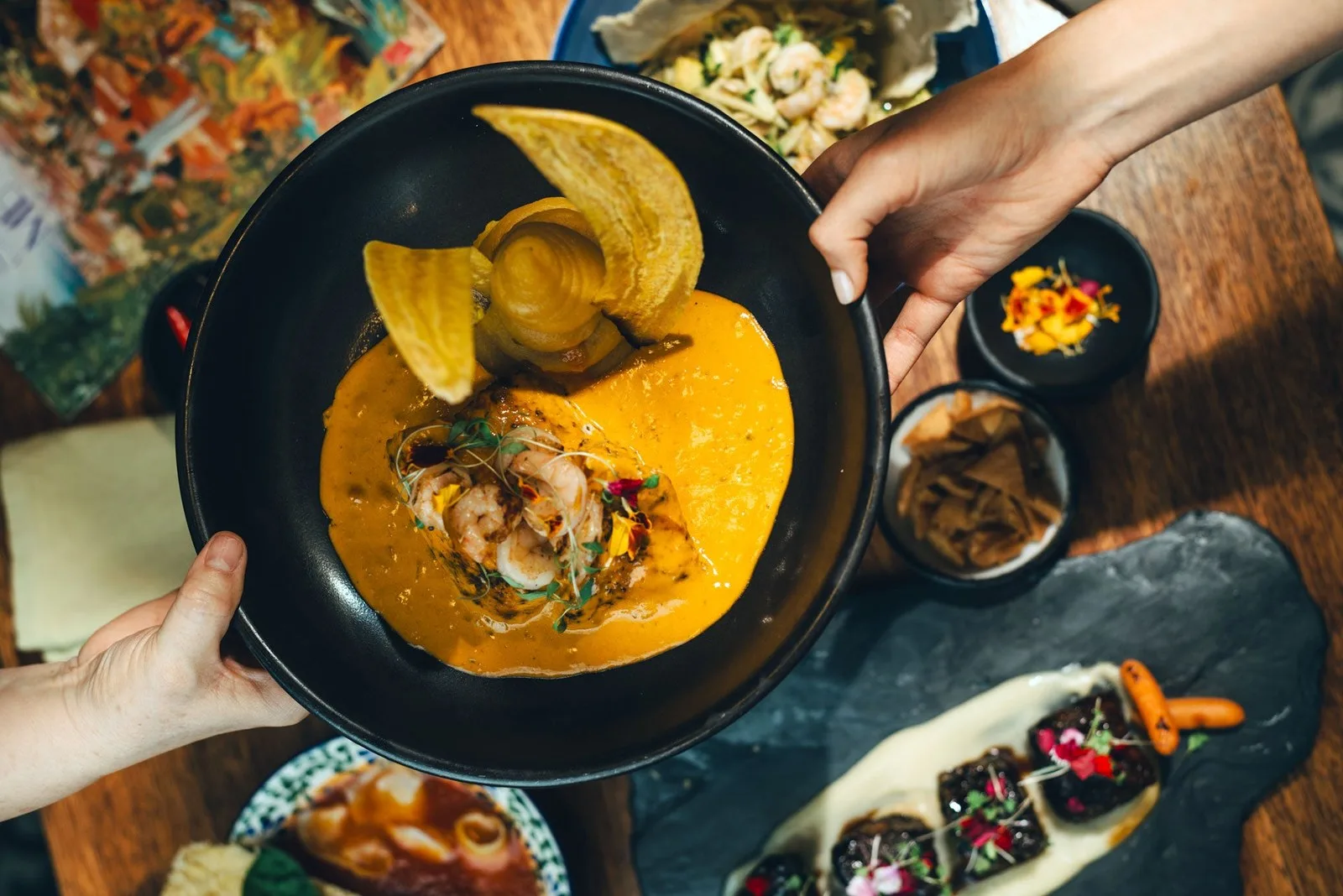 Plato de mariscos en salsa servido en Platillos Voladores