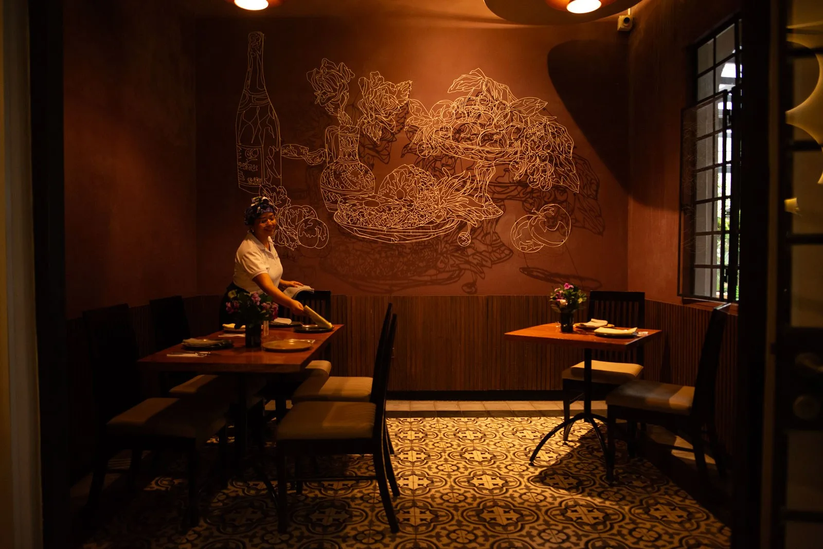 Comedor privado de Platillos Voladores con ilustración en la pared
