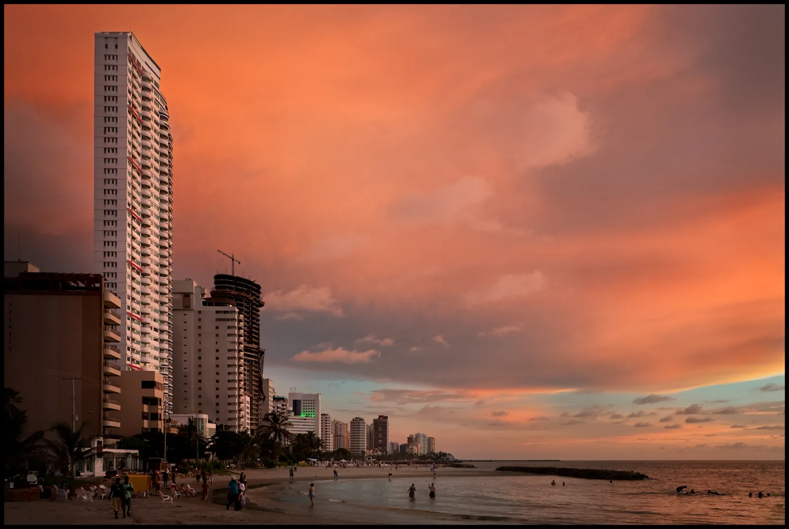 Atardecer naranja sobre la playa de Bocagrande y sus torres