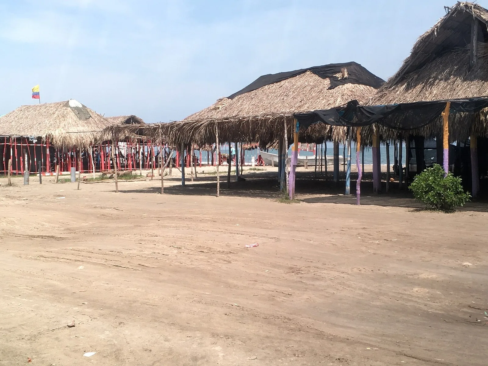 Kioscos de techo de palma en la arena de La Boquilla