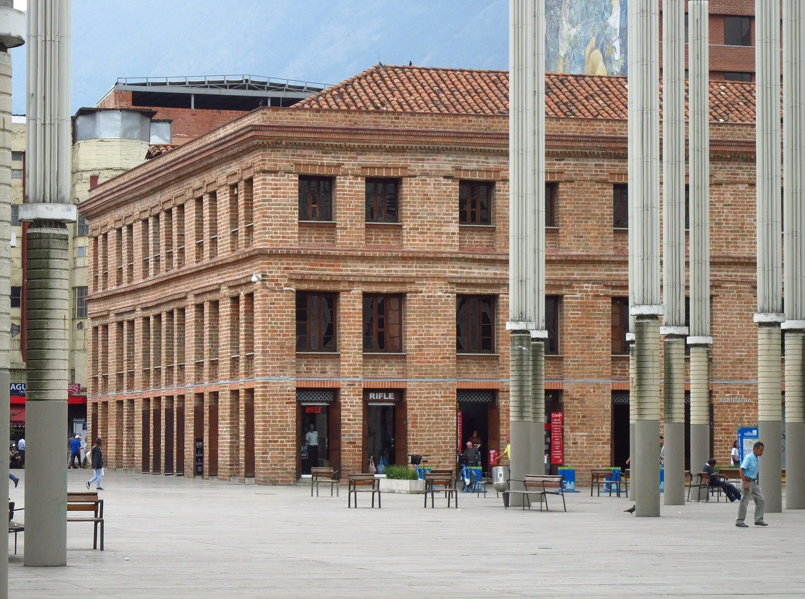 Edificio de ladrillo Vásquez visto entre los postes de la Plaza Cisneros