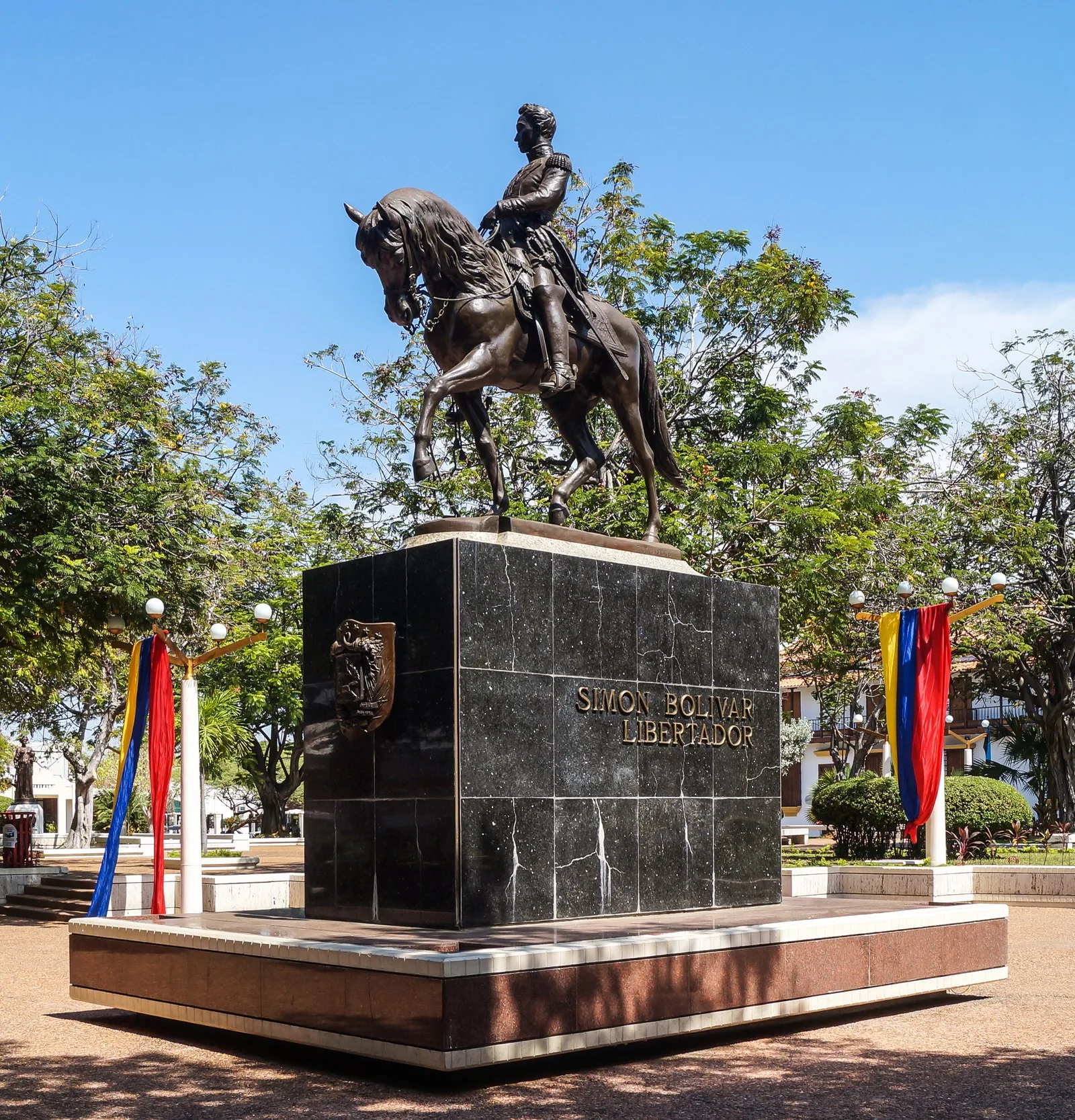 Estatua ecuestre de Simón Bolívar en el centro de la plaza
