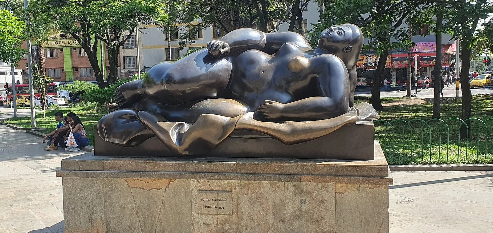 Mujer reclinada, escultura de Fernando Botero en la Plaza Botero